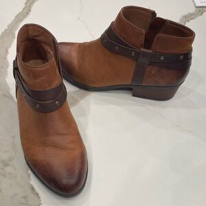 Clarks Men's Two-Tone Brown Leather Chukka Boots